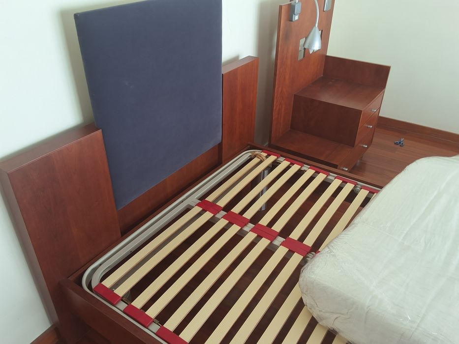 Cama de solteiro com estrado articulado.