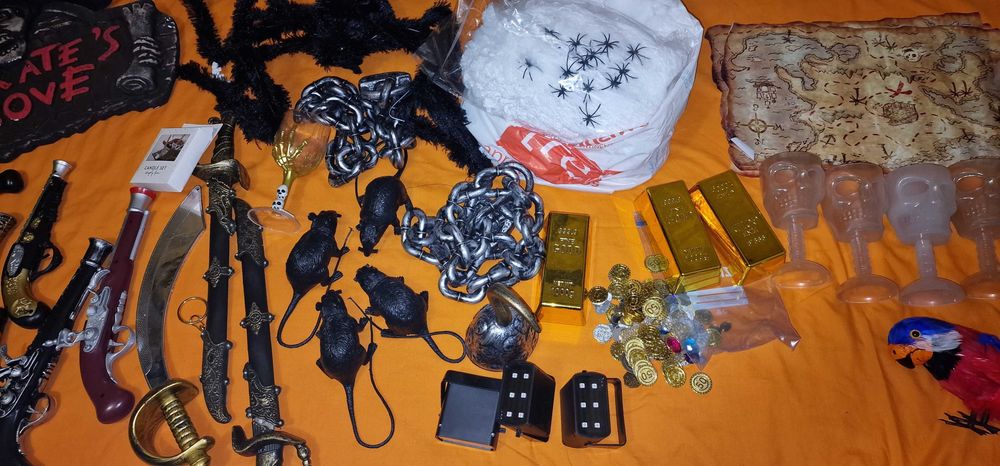 Pirate set for party Carnaval or Halloween. Conjunto piratas carnaval.