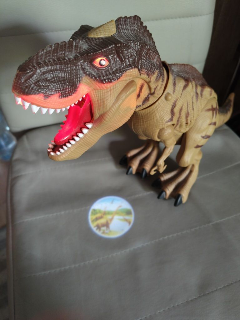 Dinozaur TRex chodzi, świeci, ryczy