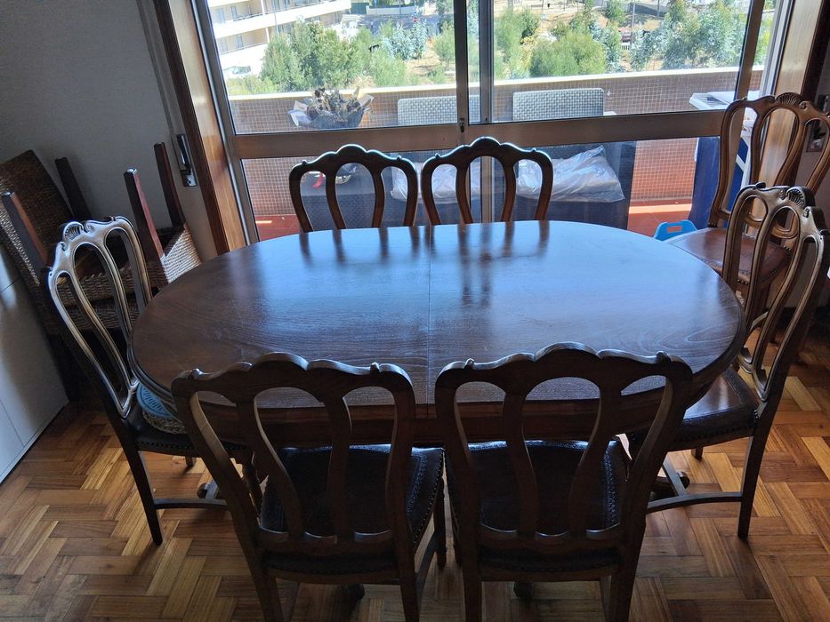 Mesa de Jantar Extensível de madeira + 8 cadeiras