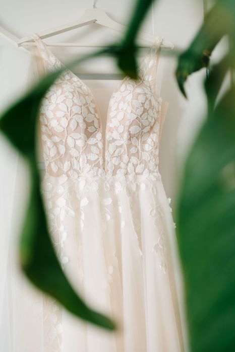 Piękna suknia ślubna z odkrytymi plecami