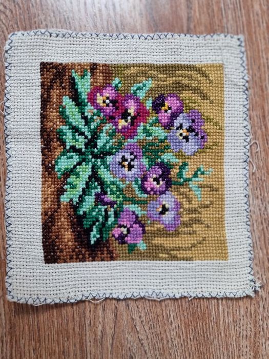 Haft krzyżykowy obraz bratki rękodzieło