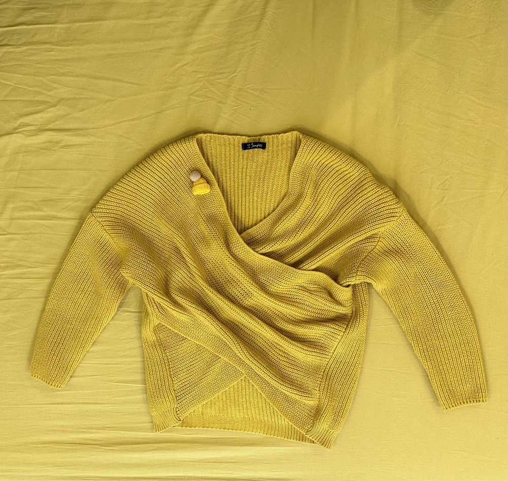 Яскравий теплий светр + брошка в подарунок