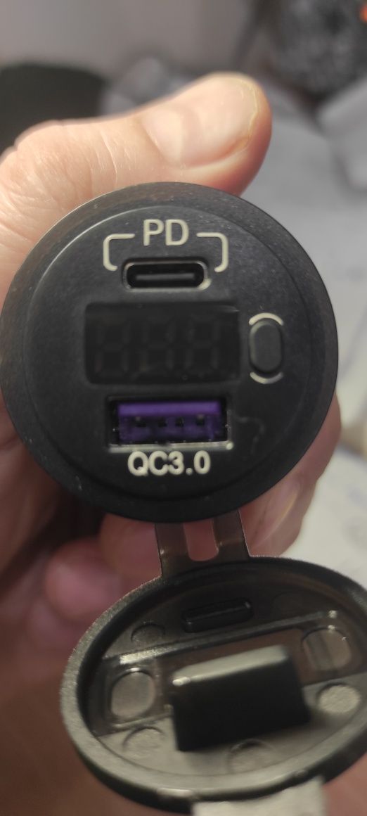 Автомобильная зарядка Type C +USB +вольтметр