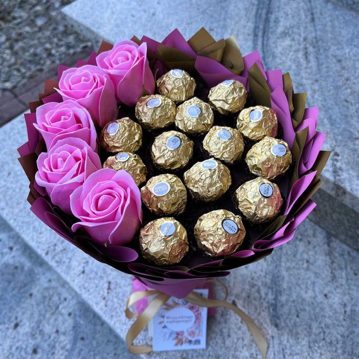 Słodki bukiet Ferrero Rocher i róże. Prezent na 20 Urodziny, Ślub (2)
