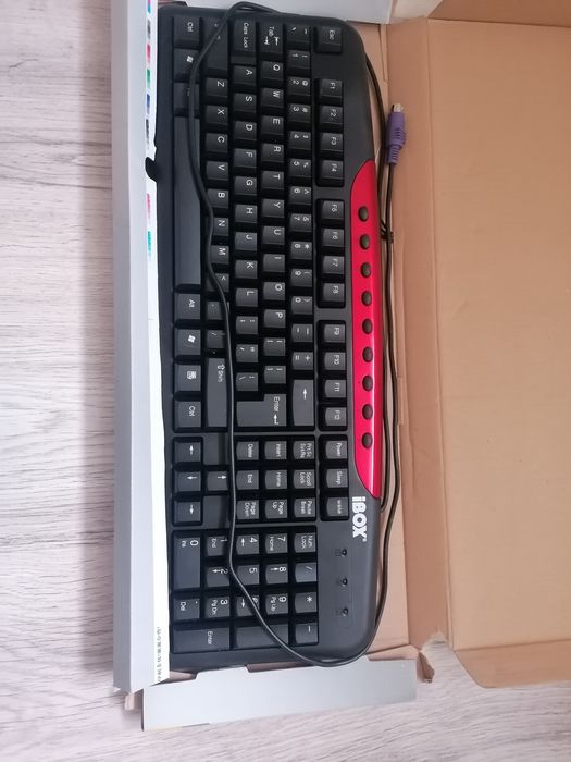 Klawiatura z okrągła wtyczka