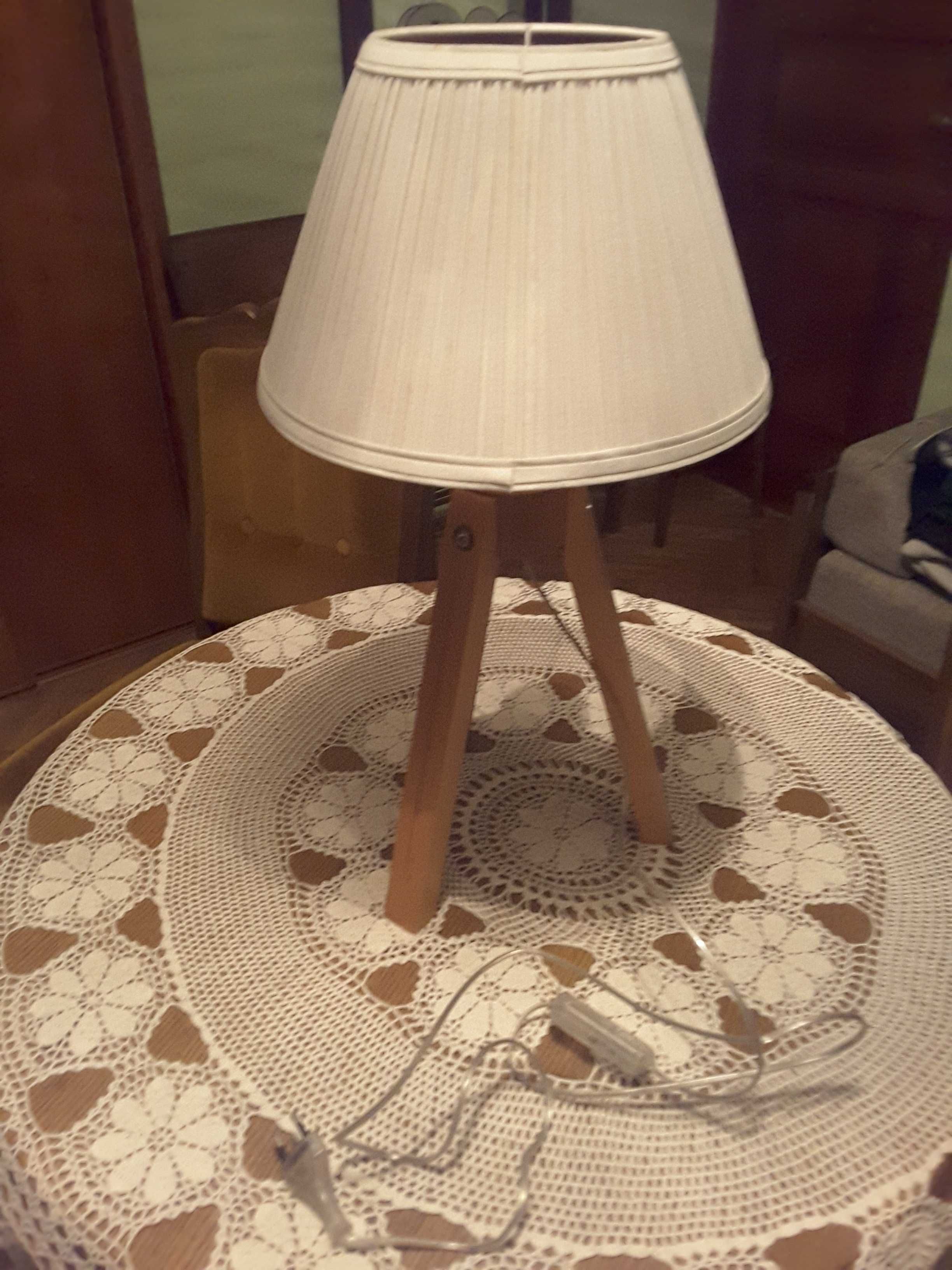 Lampa na trójnogu