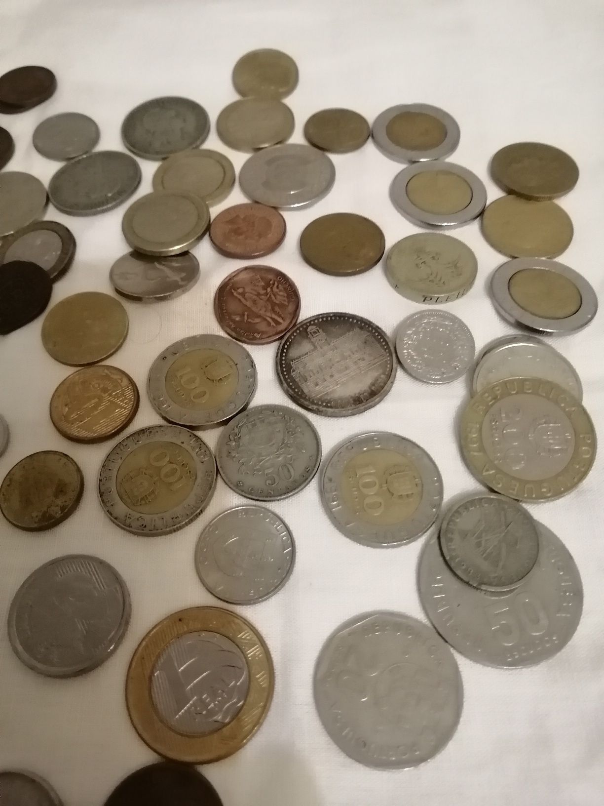 Moedas e notas coleção ler discrição.