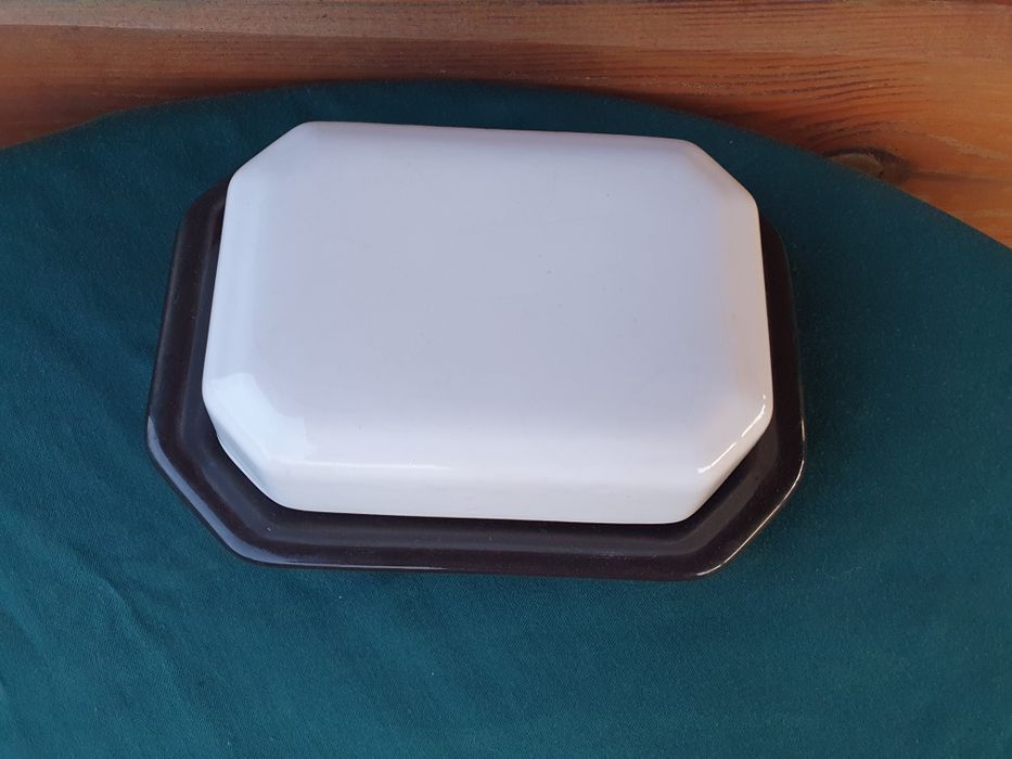 Czarno-biała,ceramiczna maselniczka