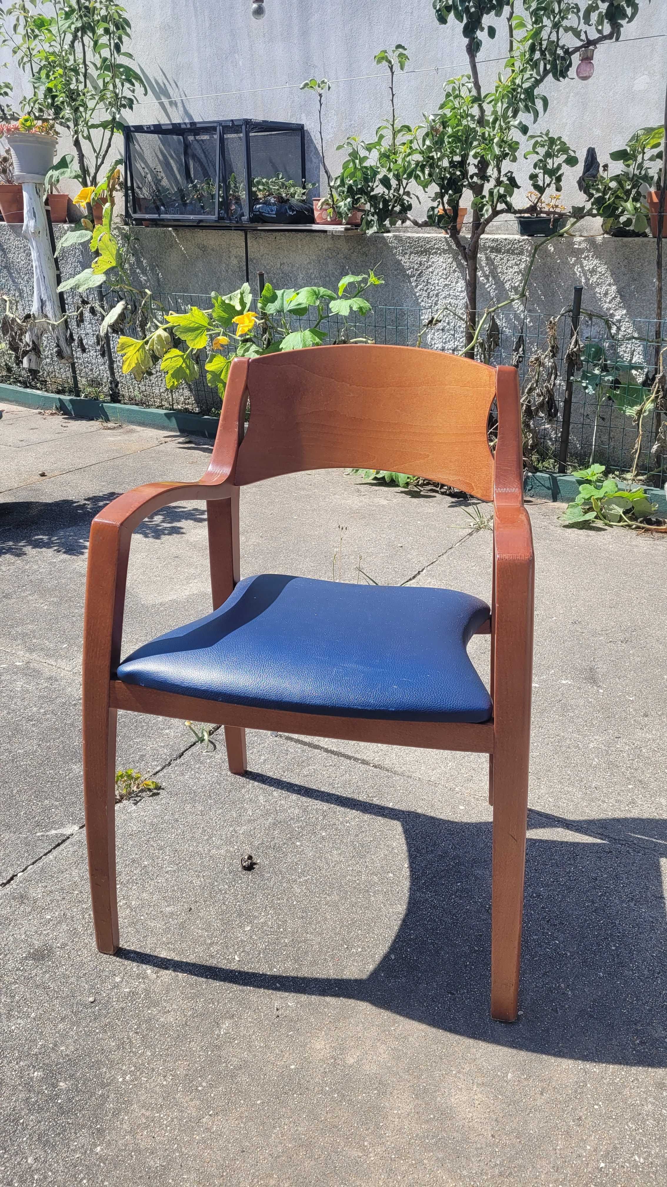 Conjunto de Cadeiras de Madeira