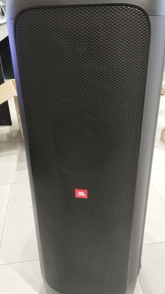Продам портативную акустику Jbl partybox 1000