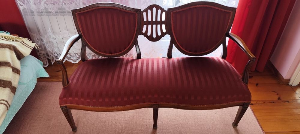 Komplet stylowych mebli w stylu Ludwika
XVI- sofa, stolik i 2 krzesta