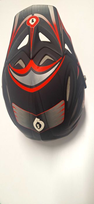 Capacete de downhill SixSixone Strike