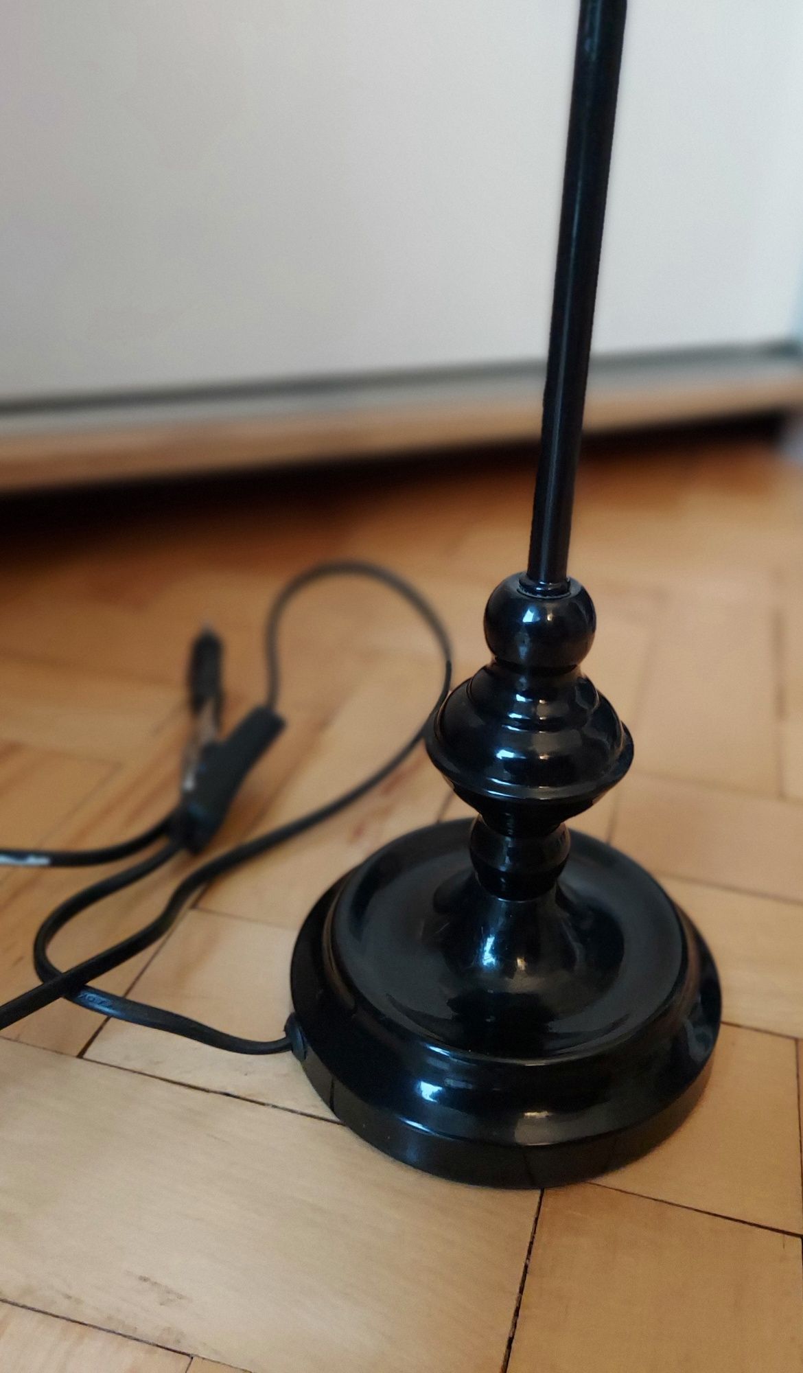 Lampa czarna na stół