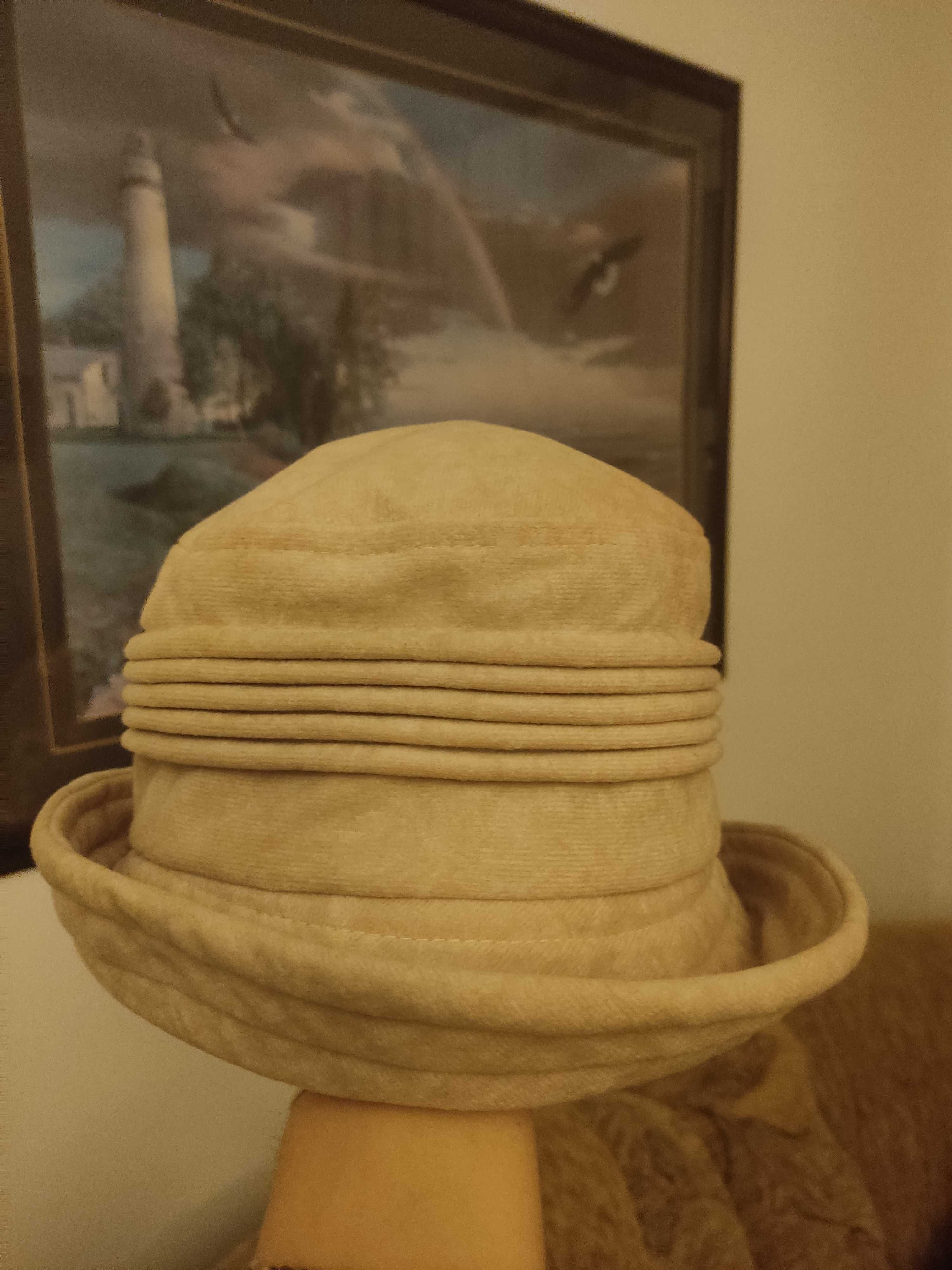 Beżowy kapelusz damski