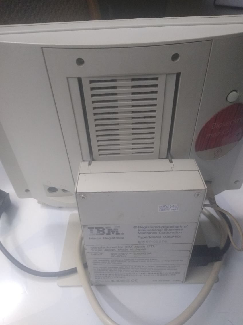 Stary Monitor IBM 9052-V01