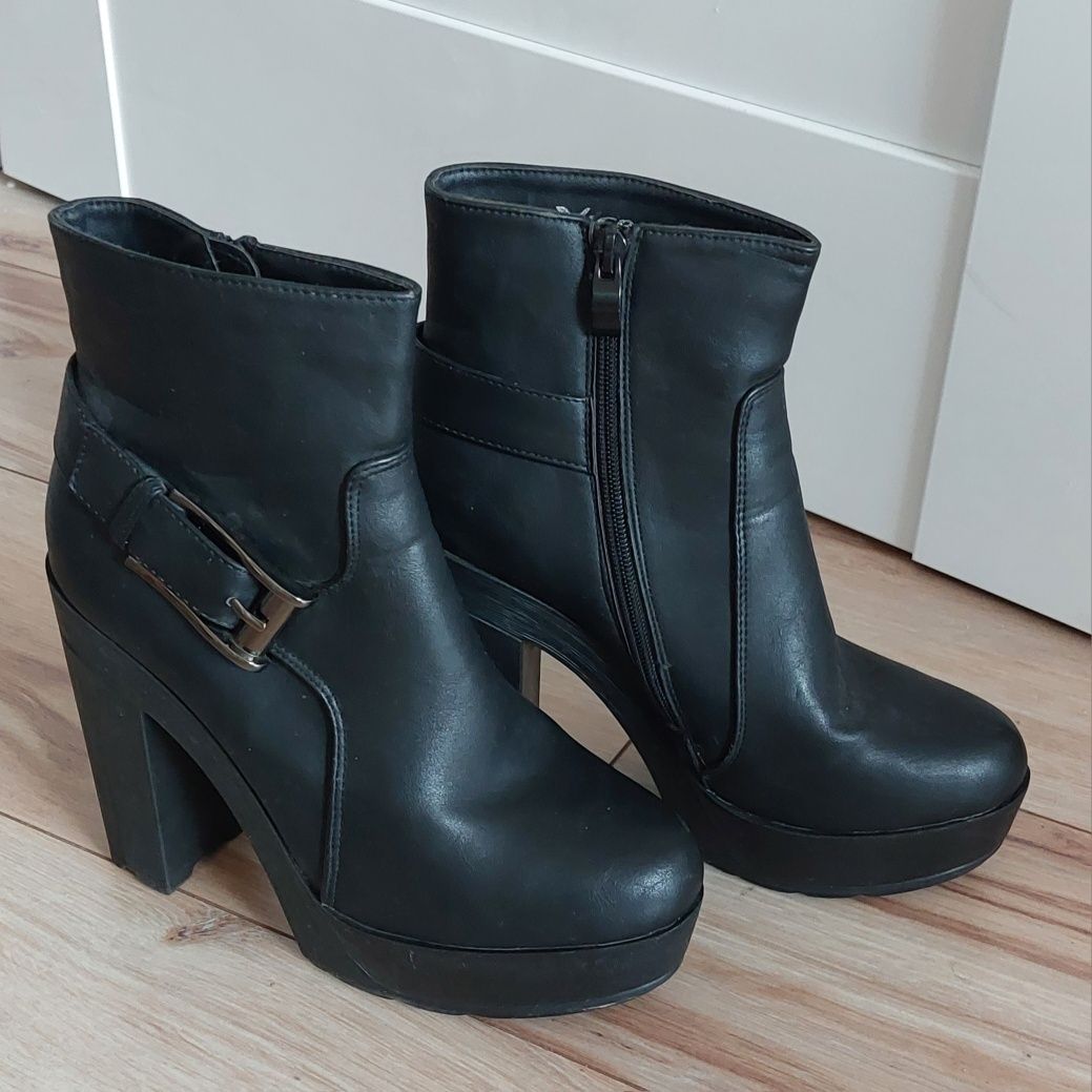 Buty na obcasie czarne 38r.