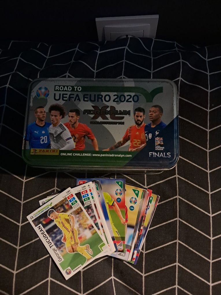 2 zestawy kart piłkarskich+ 2 puszki