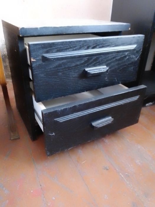 Тумбочка чорного кольору