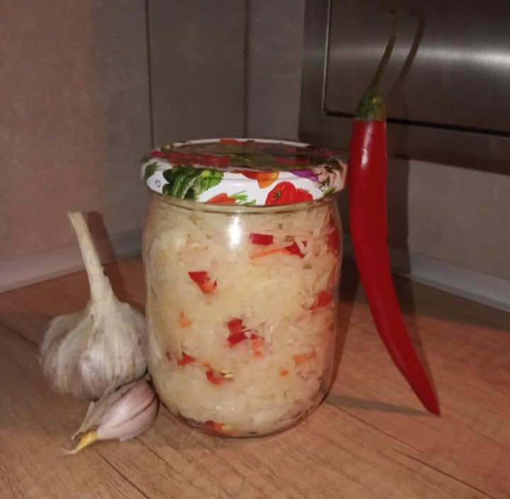 2x Kapusta kiszona na ostro z czosnkiem i papryczką chilli 900 ml
