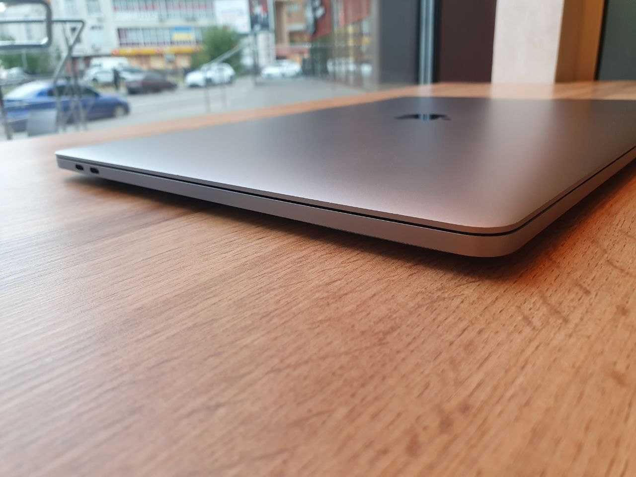 Продаю 16-дюймовий MacBook Pro (2018, США, Каліфорнія)