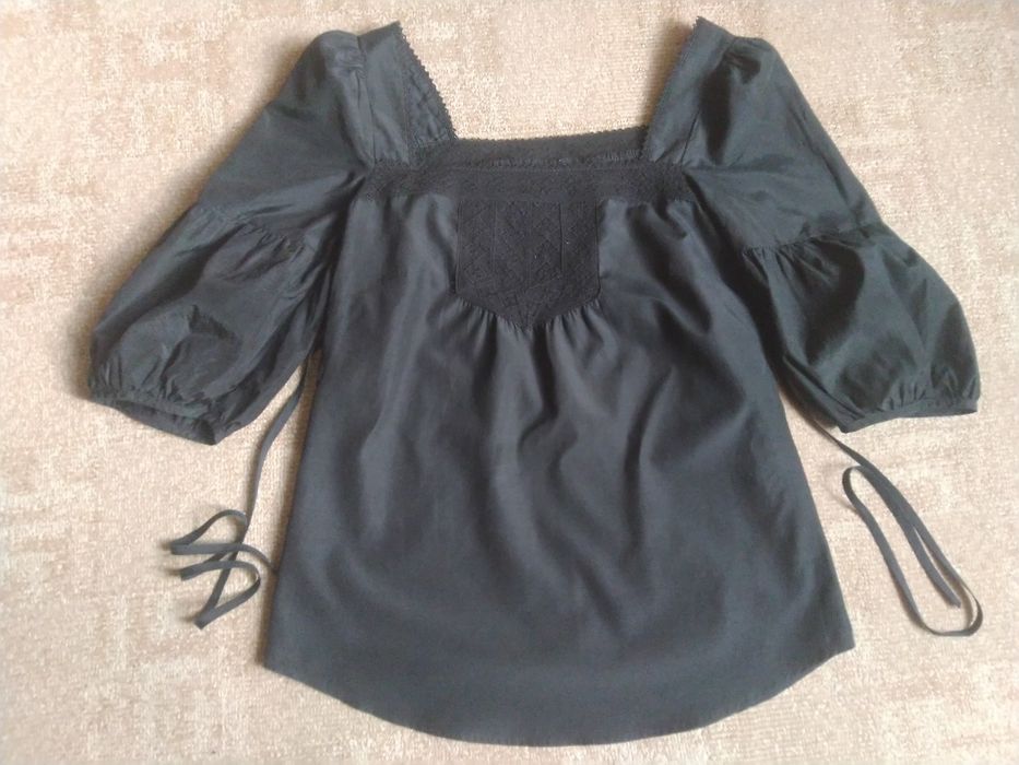 Черная летняя блуза отделанная тесьмой, размер S
