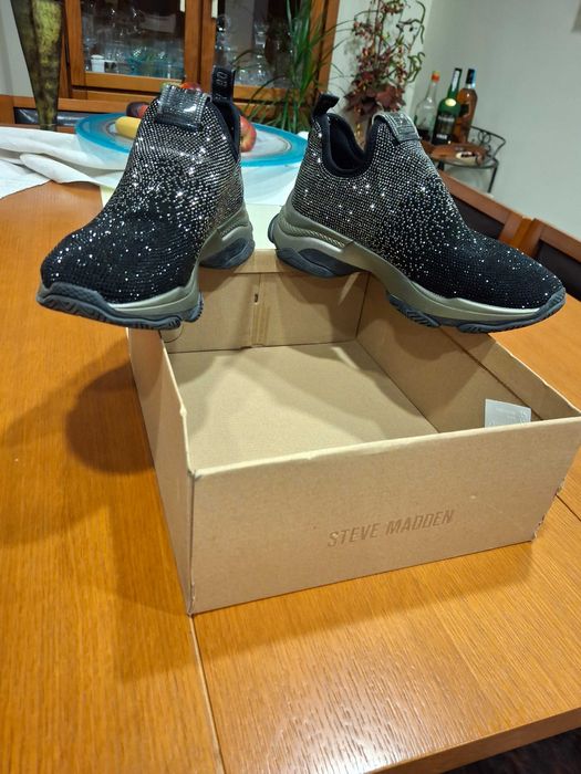 Sapatilhas de mulher pretas com brilhantes.