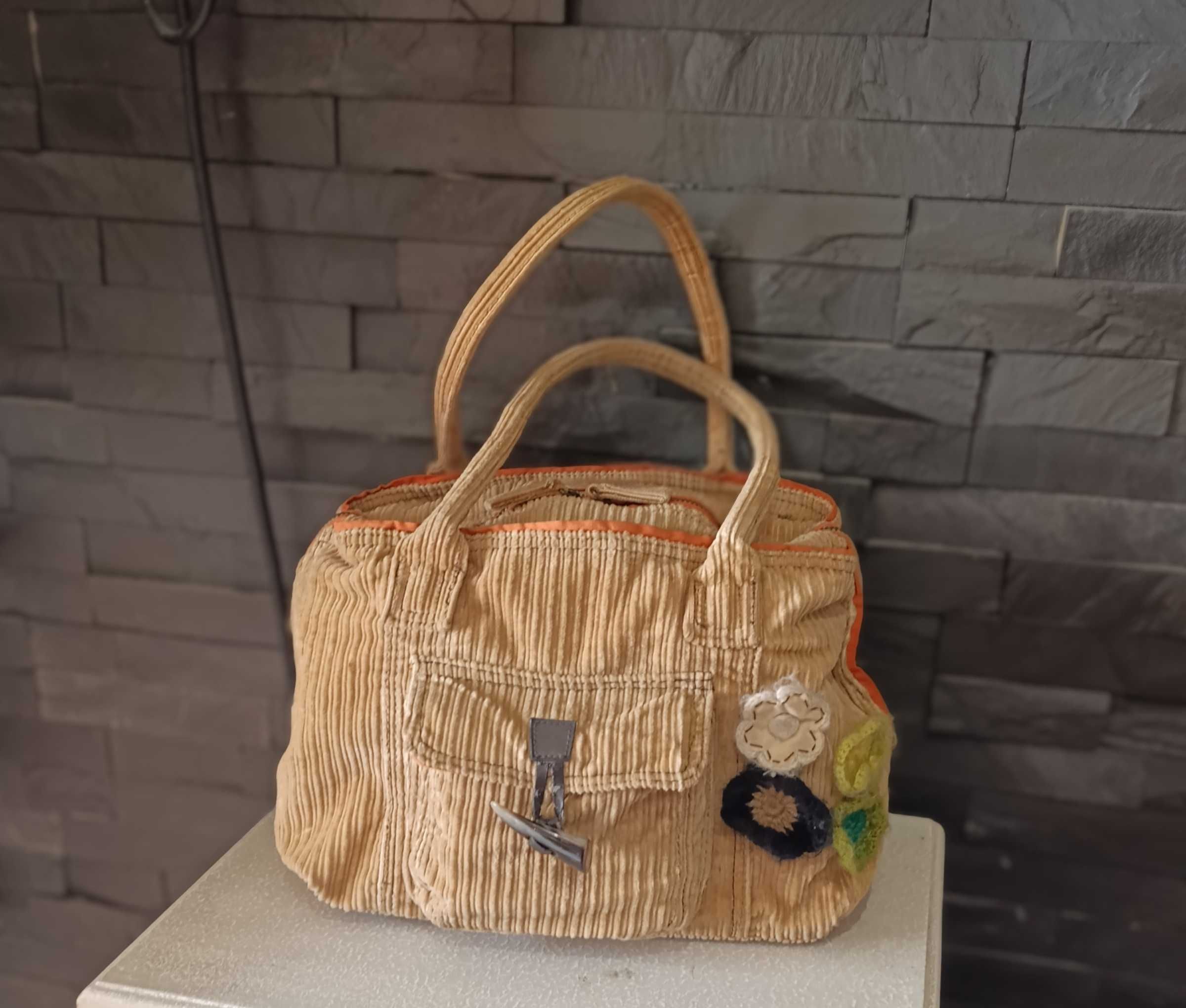 Carteira Bombazine larga, bolso exterior c/ aplicações -  Bershka