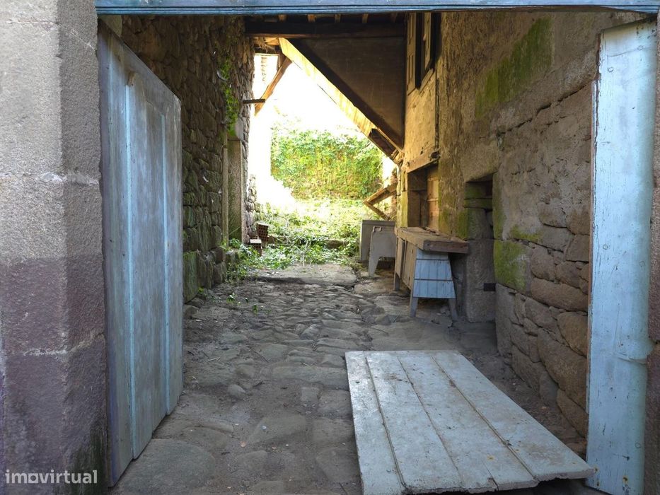 Moradia T5+ com 686,8 m2 de ABC, lote de 345 m2 para recuperar ou faze