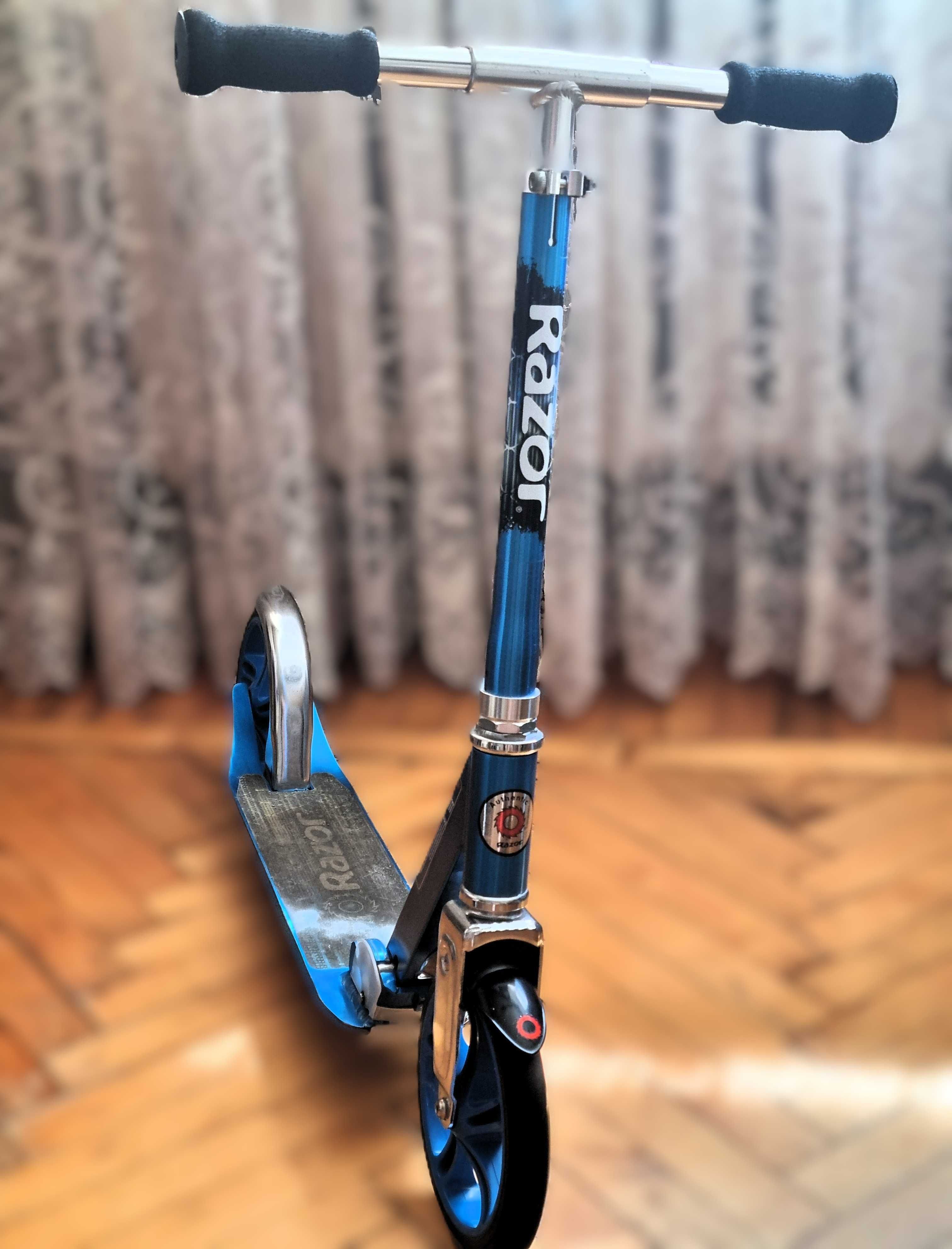 Продам самокат Razor A5 LUX
