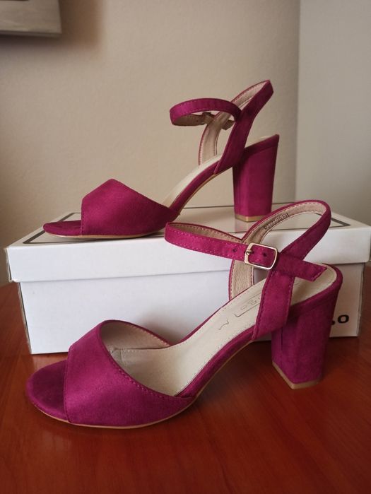 Zamszowe sandały na obcasie Filippo fuksja r. 38