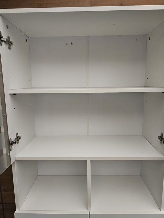 Biała szafka regał podwójny słupek szklane drzwiczki