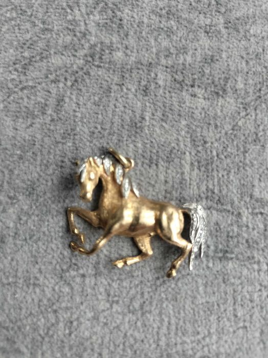 Złoty koń (750 próba) z diamencikami