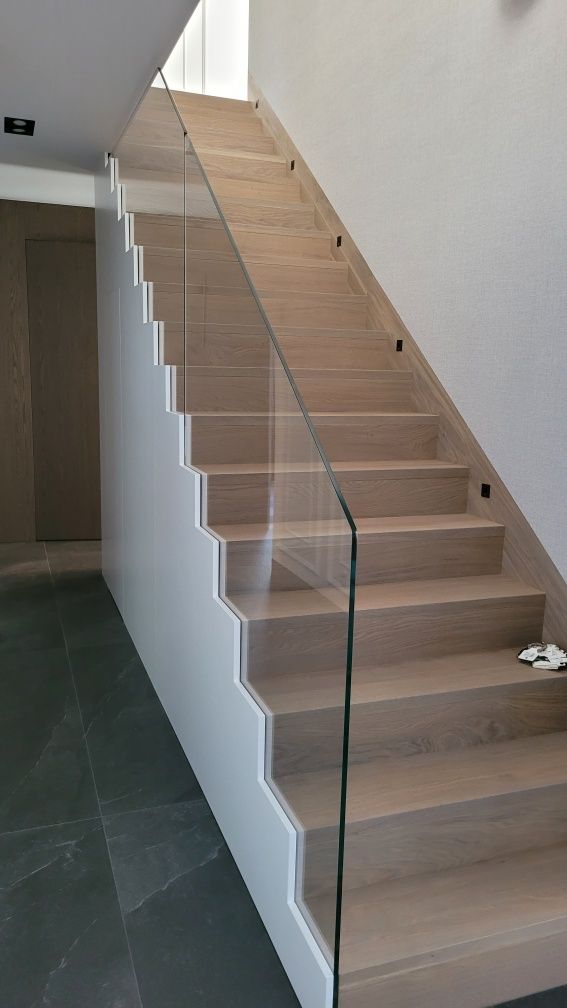 Balustrady szklane wewnętrzne lub zewnętrzne.