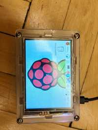 Одноплатний компьютер Raspberry Pi 3 с экраном в корпусе