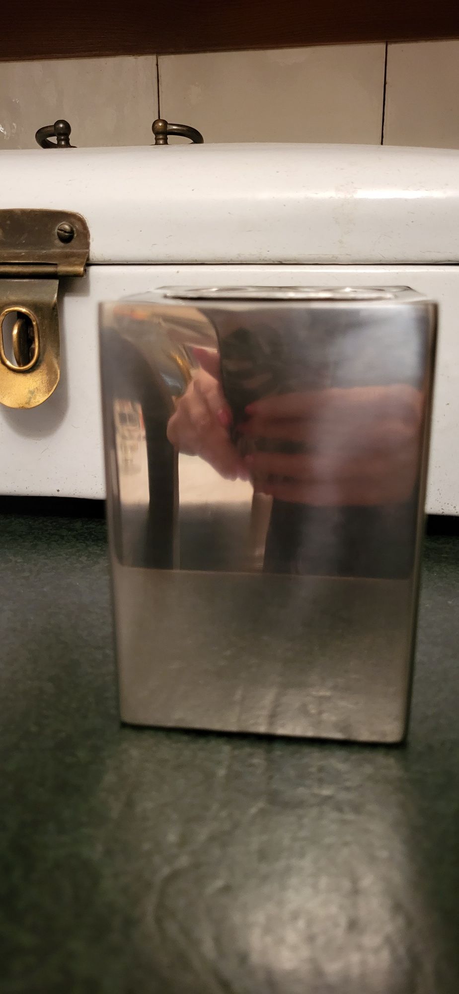 Metalowy pojemnik do łazienki na szczoteczki