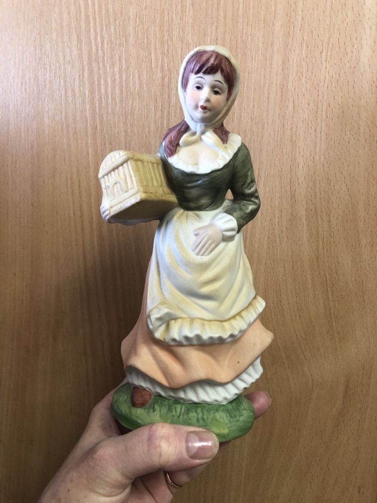 Статуэтка керамическая девушка в фартуке с корзиной