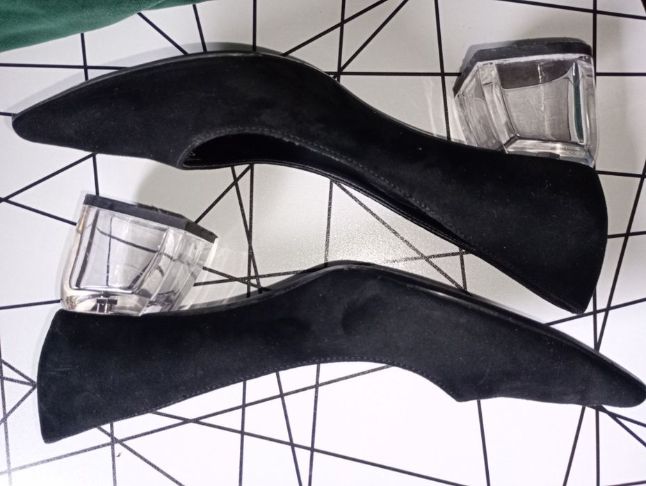 Czółenka Bershka z przeźroczystym obcasem