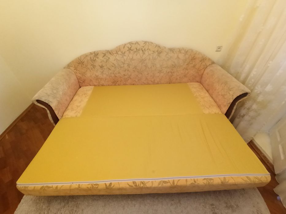 Продам тахту яка розкладається в двоспальне ліжко.