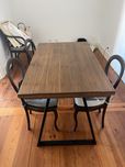 Mesa de madeira com pes de ferro preto