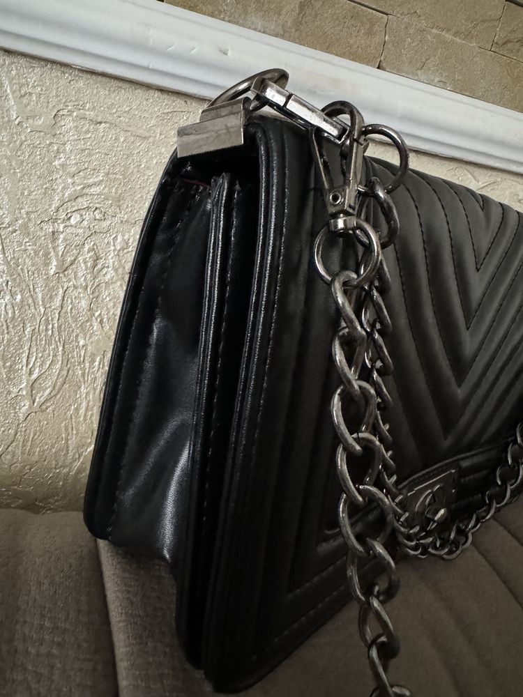 Чорна сумочка в стилі шанель