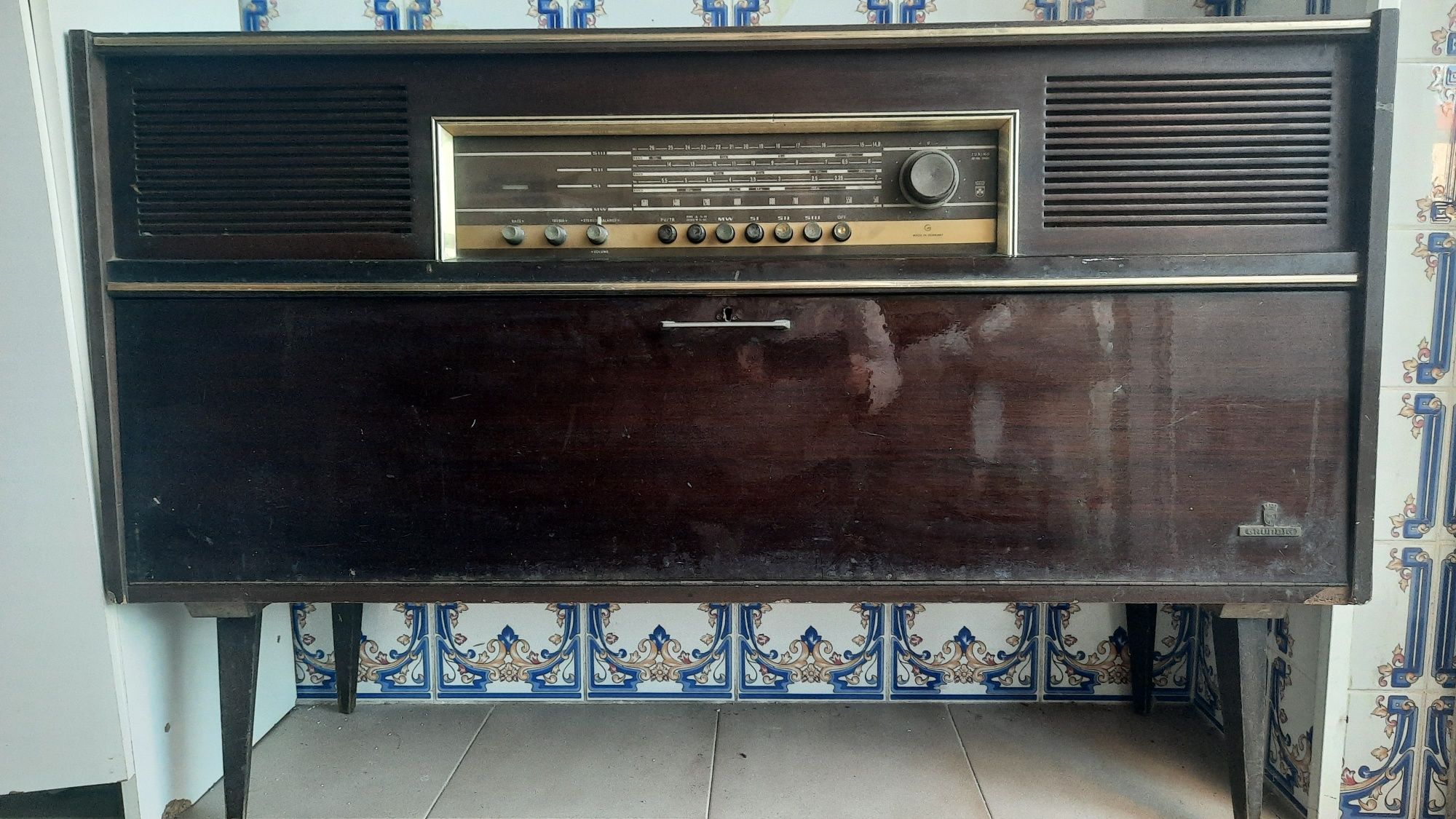 Rádio aparador antigo Grundig