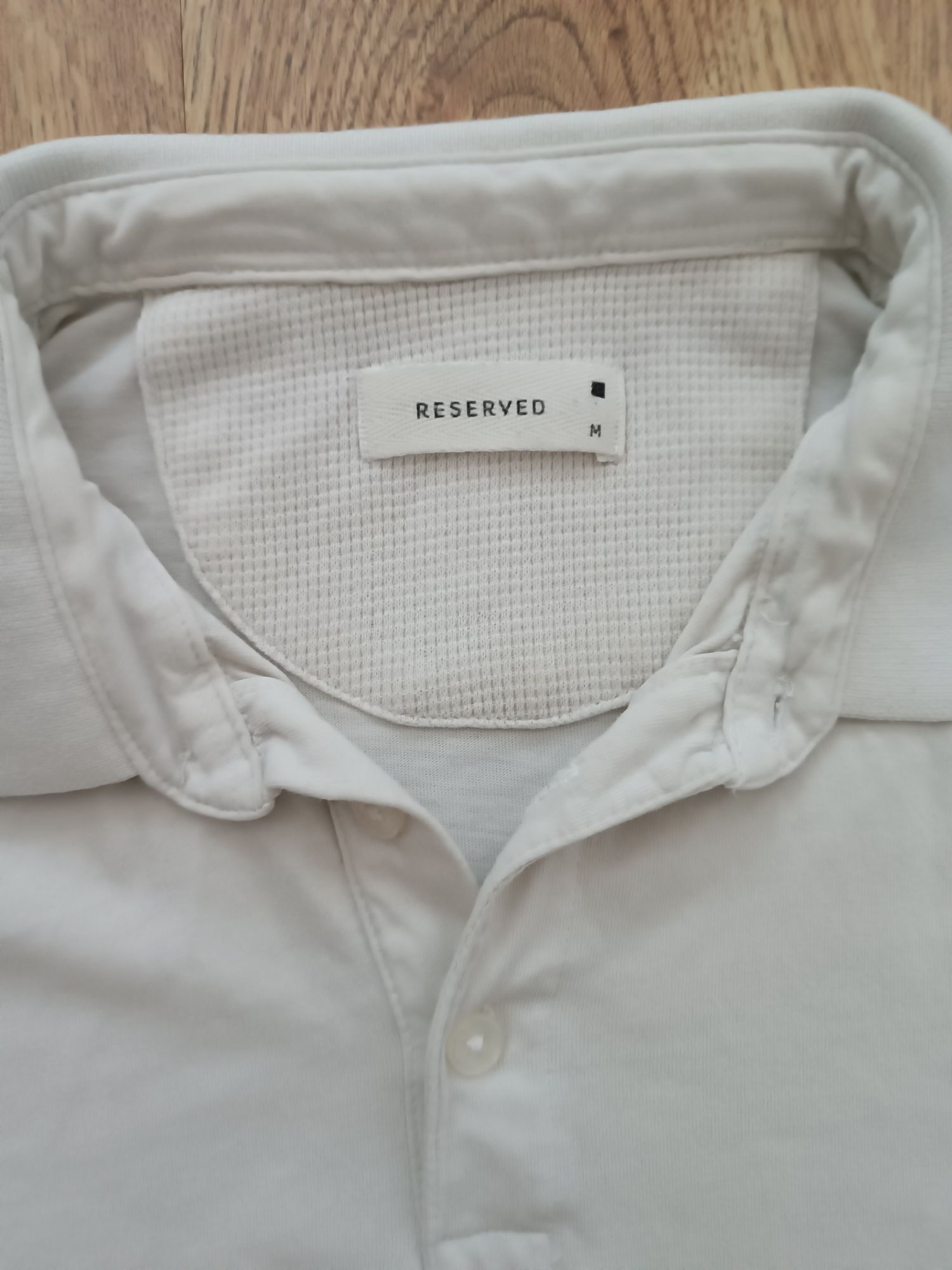 Koszulka męska typu polo z kołnierzykiem Reserved biała rozmiar M.