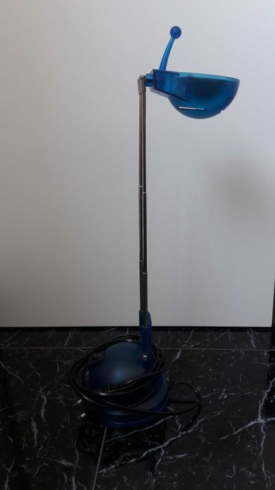 Candeeiro de mesa azul, extensível e reclinável