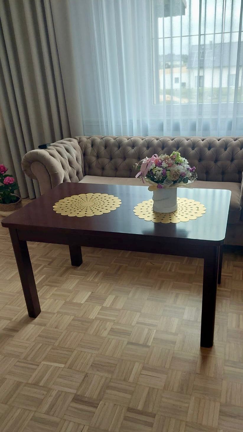 Meble do salonu: stół + 8 krzeseł + ława kawowa + komoda + witryna