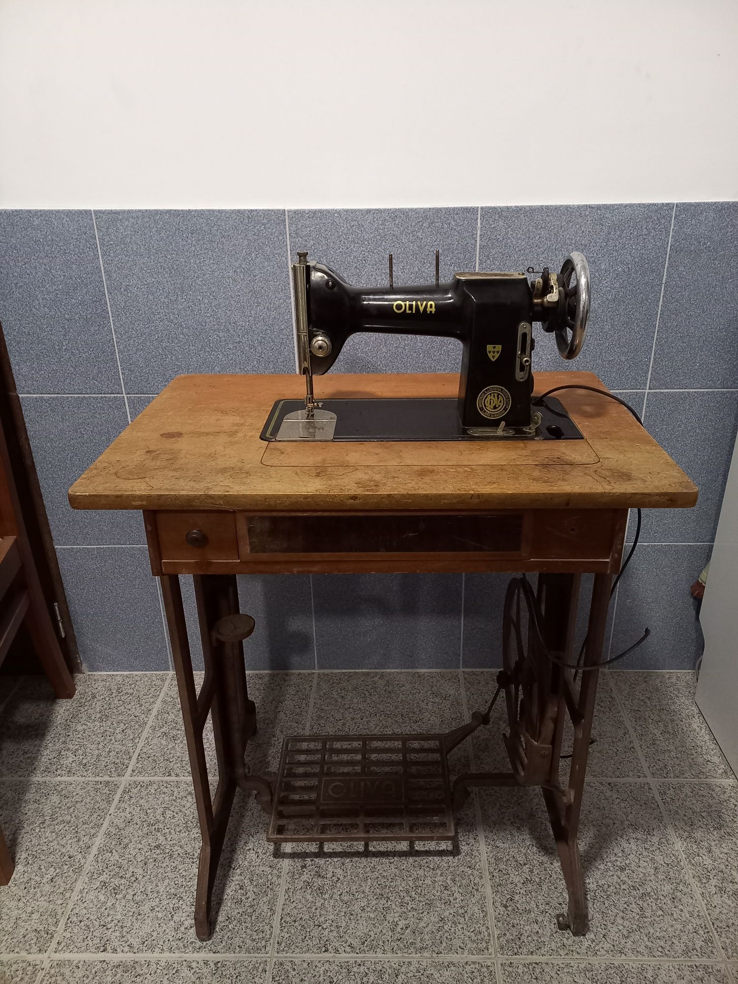 Máquina de costura Oliva antiga / vintage