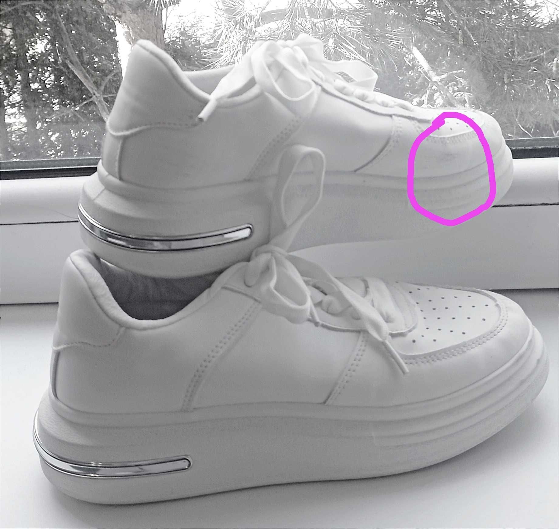 Biały sneakersy (buty sportowe)