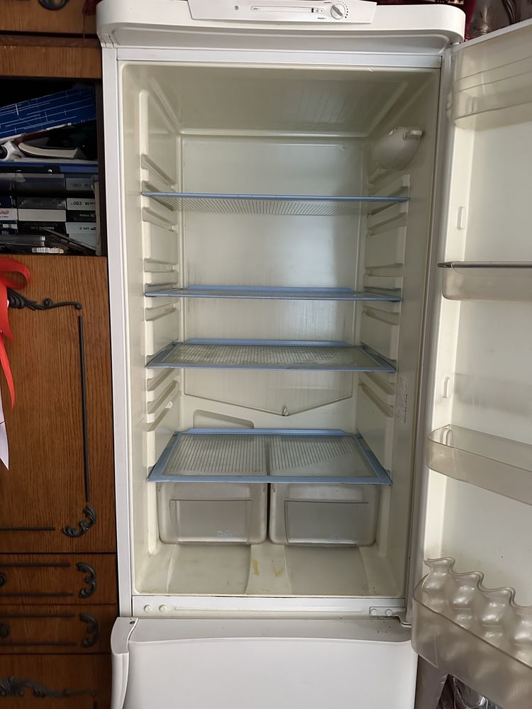 Продам холодильник INDESIT