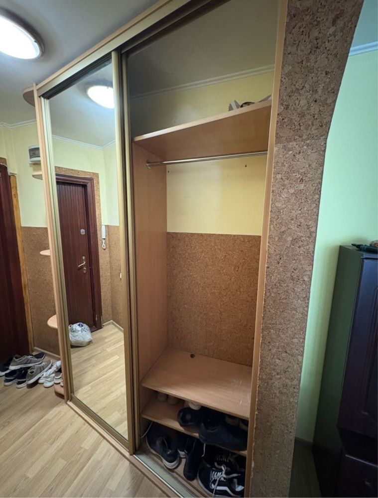 Продається передпокої шафа купе
