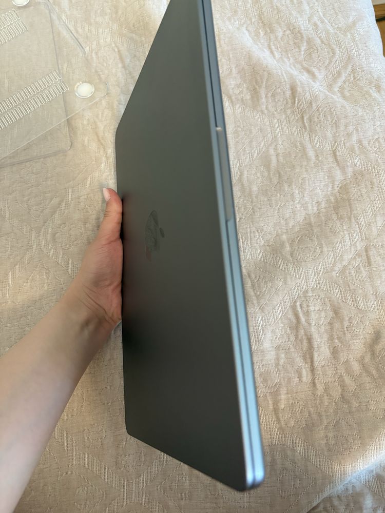 MacBook Air 13.6 (M3,2024) ram 16, jak nowy!